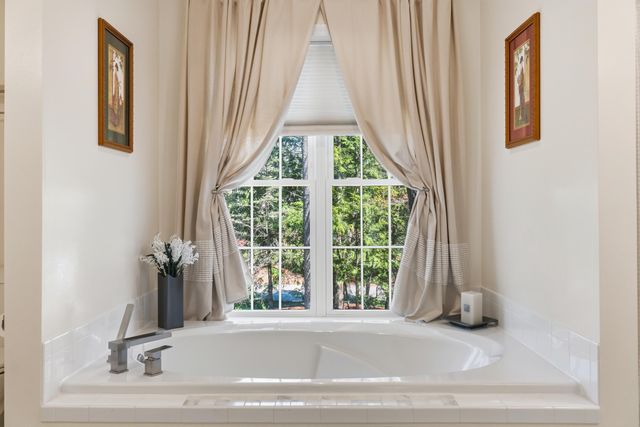 8 Flag Court, Auburn, NH 03032