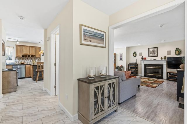 8 Flag Court, Auburn, NH 03032