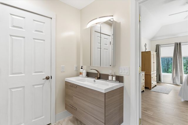 8 Flag Court, Auburn, NH 03032