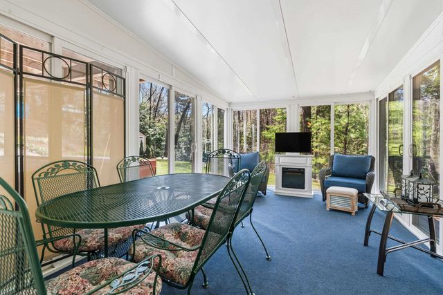 8 Flag Court, Auburn, NH 03032