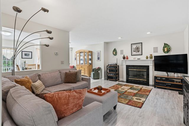 8 Flag Court, Auburn, NH 03032