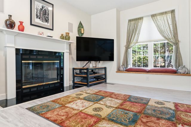 8 Flag Court, Auburn, NH 03032