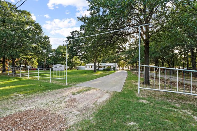 7401 Oakview Drive, Bonham, TX 75418