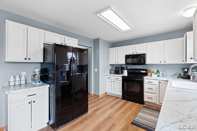 949 Hickory Creek Drive, Temperance, MI 48182