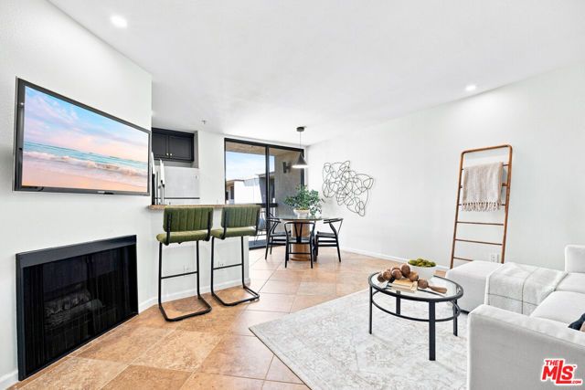 7320 Hawthorn Avenue 425, Los Angeles, CA 90046