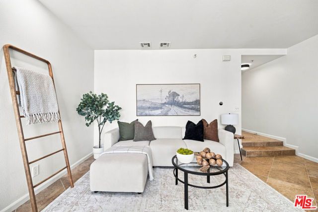 7320 Hawthorn Avenue 425, Los Angeles, CA 90046