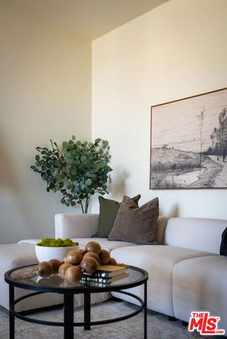7320 Hawthorn Avenue 425, Los Angeles, CA 90046