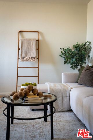 7320 Hawthorn Avenue 425, Los Angeles, CA 90046