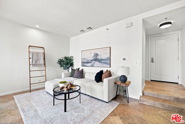 7320 Hawthorn Avenue 425, Los Angeles, CA 90046