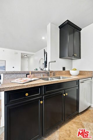 7320 Hawthorn Avenue 425, Los Angeles, CA 90046