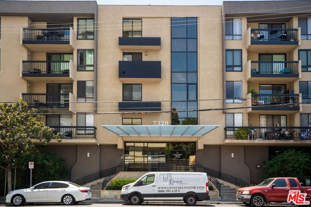 7320 Hawthorn Avenue 425, Los Angeles, CA 90046