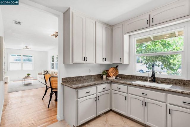 2072 Chalomar Rd, Concord, CA 94518