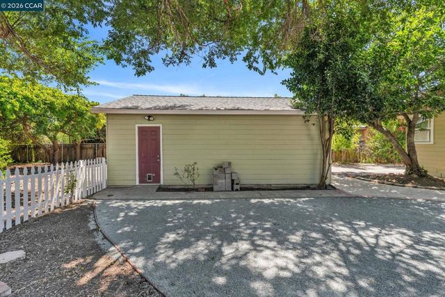 2072 Chalomar Rd, Concord, CA 94518