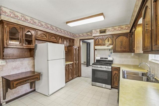 104 London Way Road, Belton, MO 64012