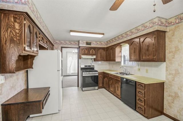 104 London Way Road, Belton, MO 64012