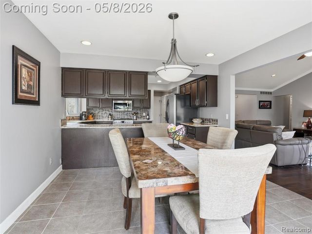 1669 Treeside Drive, Rochester Hills, MI 48307