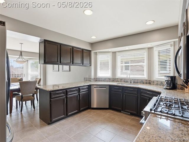 1669 Treeside Drive, Rochester Hills, MI 48307
