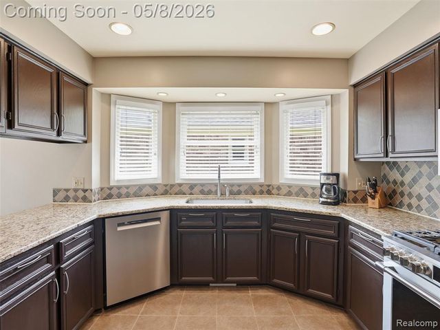 1669 Treeside Drive, Rochester Hills, MI 48307