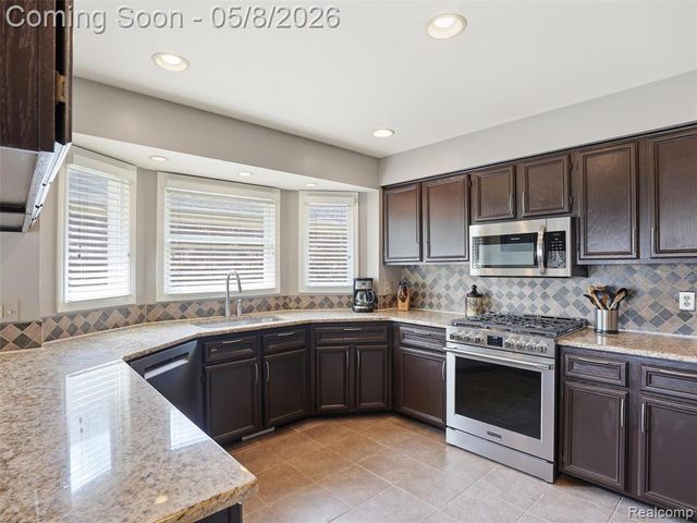 1669 Treeside Drive, Rochester Hills, MI 48307