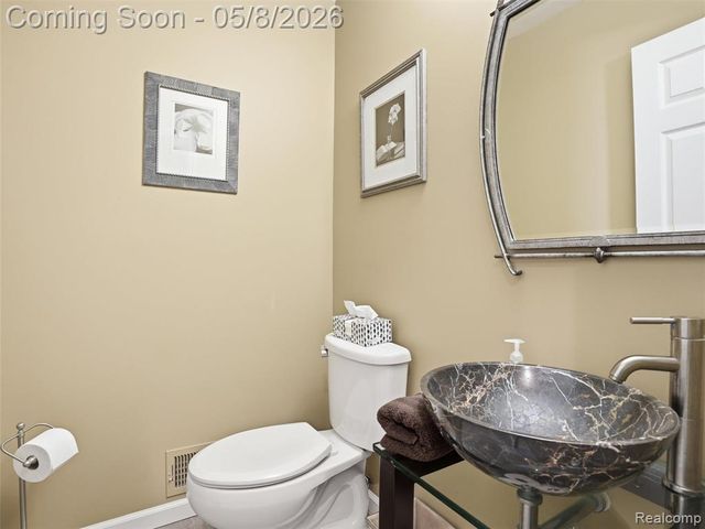 1669 Treeside Drive, Rochester Hills, MI 48307