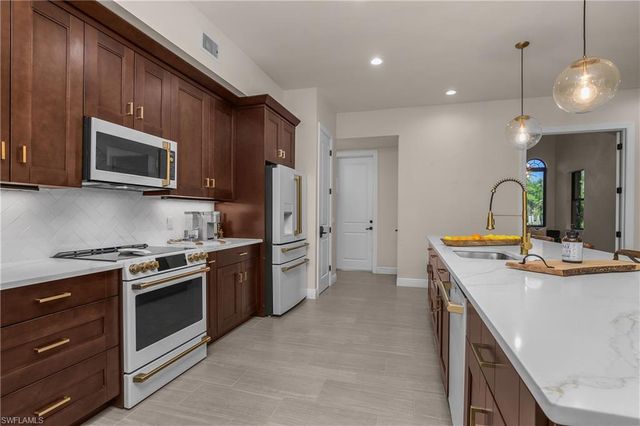 17210 Serengeti CIR, Alva, FL 33920