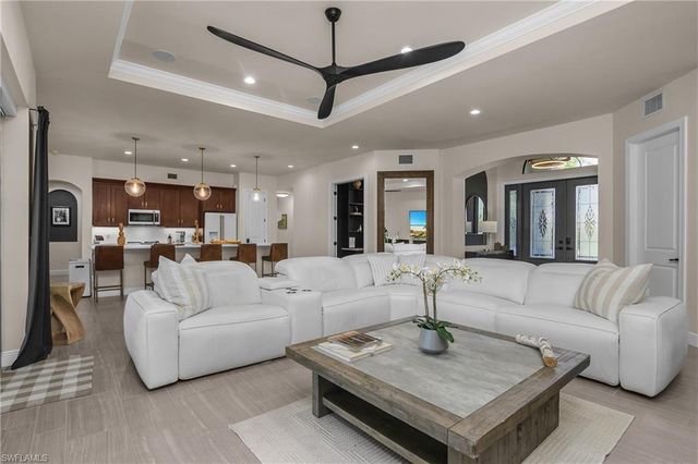 17210 Serengeti CIR, Alva, FL 33920