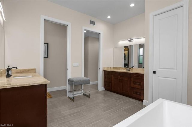 17210 Serengeti CIR, Alva, FL 33920