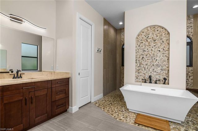 17210 Serengeti CIR, Alva, FL 33920