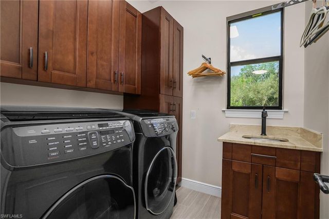 17210 Serengeti CIR, Alva, FL 33920