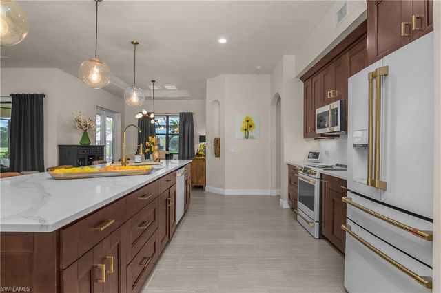 17210 Serengeti CIR, Alva, FL 33920