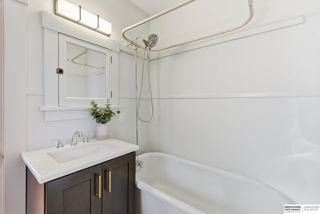 806 N 43rd Street, Omaha, NE 68131