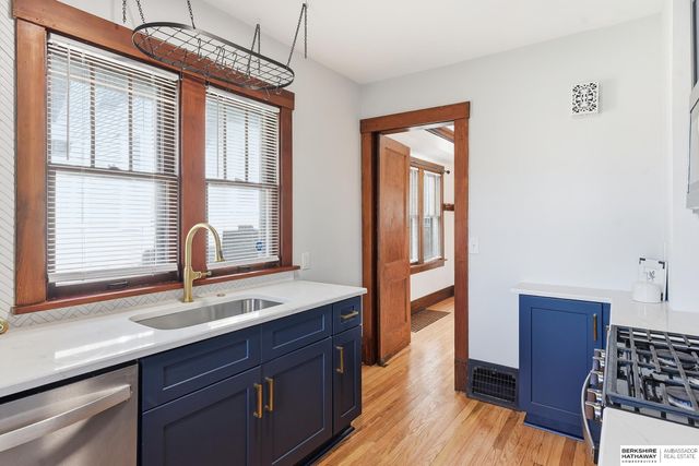 806 N 43rd Street, Omaha, NE 68131