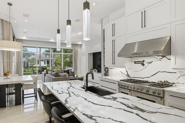 611 Sweet Bay Ave, Plantation, FL 33324