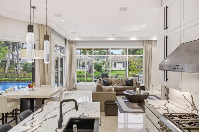 611 Sweet Bay Ave, Plantation, FL 33324