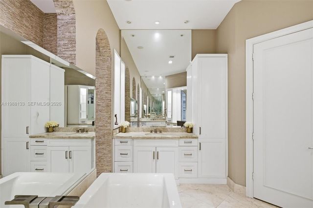 611 Sweet Bay Ave, Plantation, FL 33324