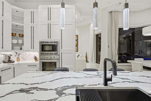 611 Sweet Bay Ave, Plantation, FL 33324