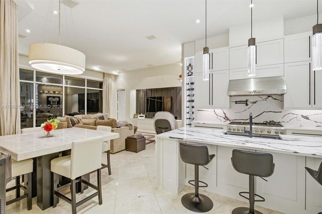 611 Sweet Bay Ave, Plantation, FL 33324