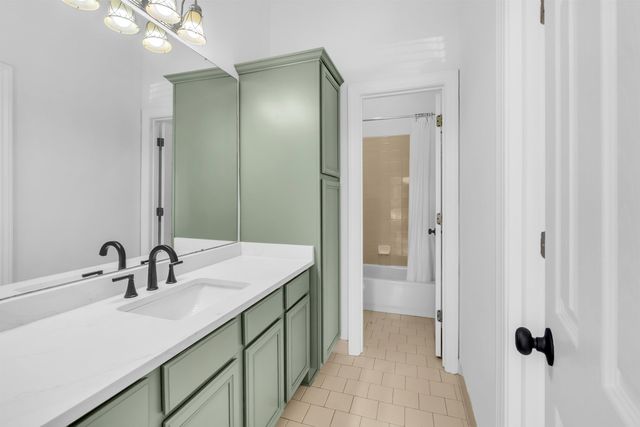 176 HARBOR VILLAGE DR, Memphis, TN 38103