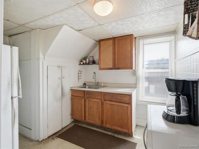 30 W Granet Avenue, Hazel Park, MI 48030