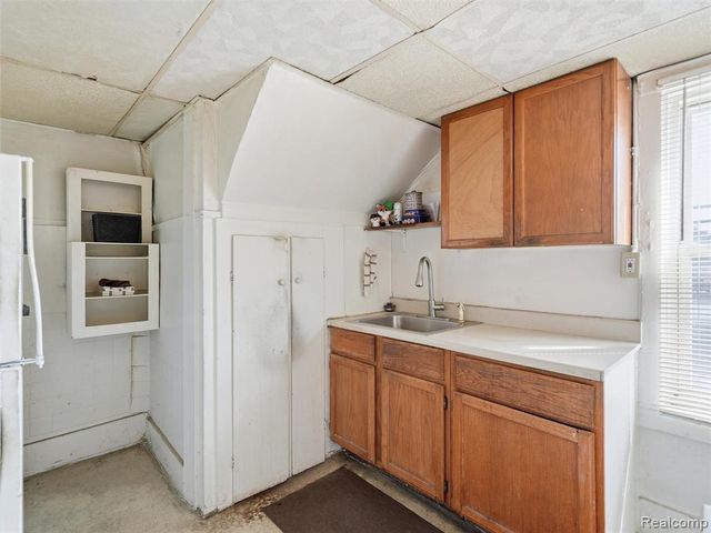 30 W Granet Avenue, Hazel Park, MI 48030