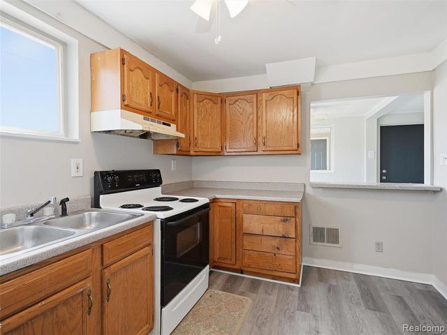 30 W Granet Avenue, Hazel Park, MI 48030