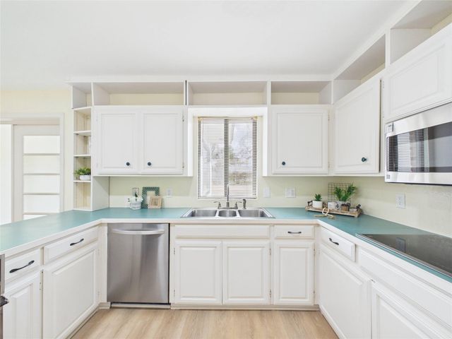 205 Narcissus Street, Lake Jackson, TX 77566