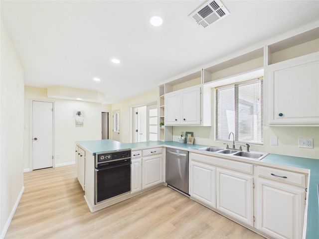 205 Narcissus Street, Lake Jackson, TX 77566