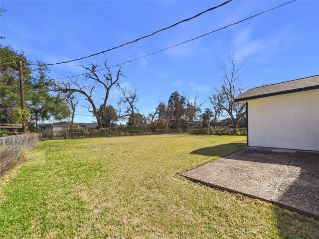 205 Narcissus Street, Lake Jackson, TX 77566