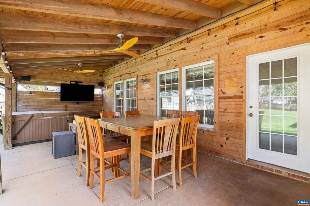 Image 10 of property listing at 1547 BROAD CROSSING RD, Charlottesville, VA 22911