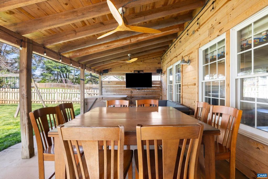 Image 11 of property listing at 1547 BROAD CROSSING RD, Charlottesville, VA 22911