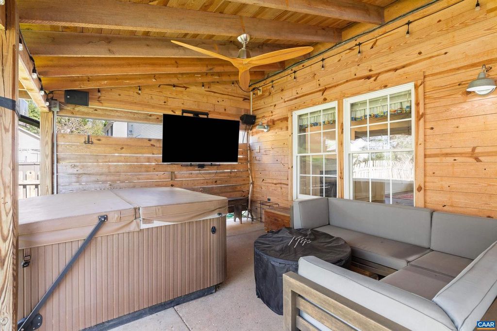 Image 12 of property listing at 1547 BROAD CROSSING RD, Charlottesville, VA 22911