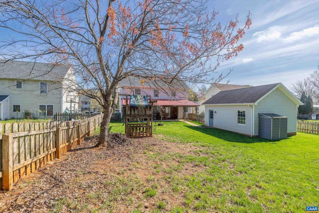 Image 5 of property listing at 1547 BROAD CROSSING RD, Charlottesville, VA 22911