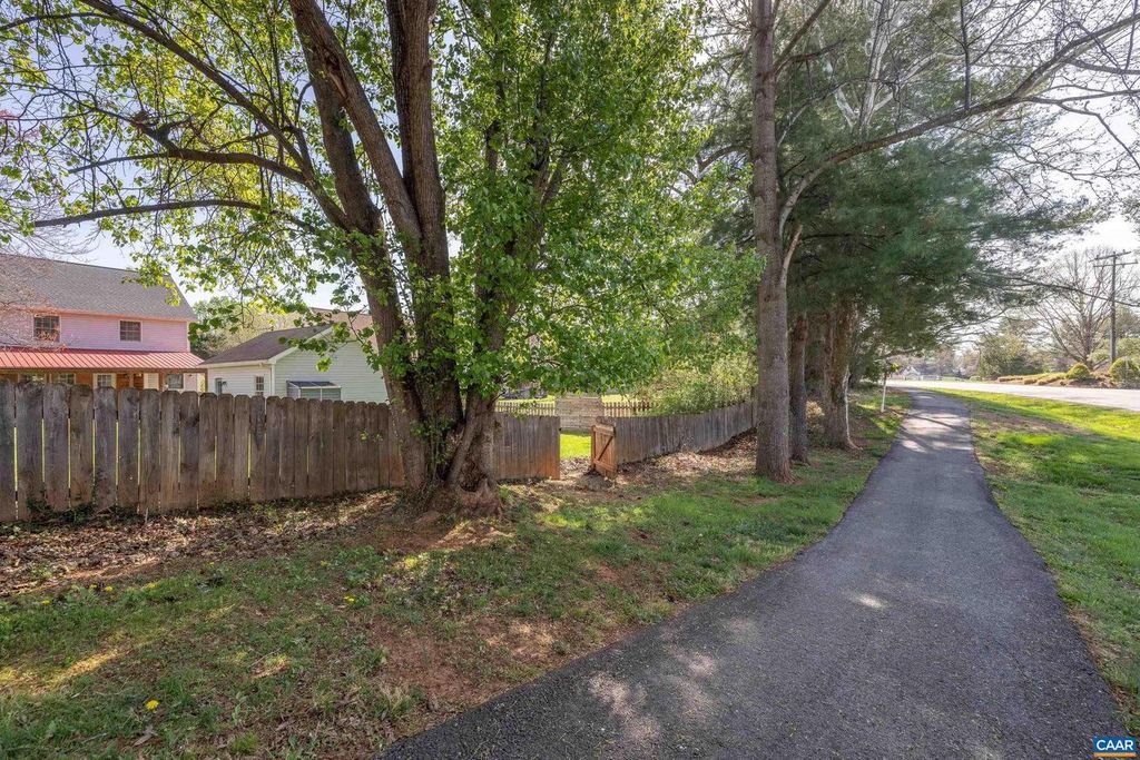 Image 8 of property listing at 1547 BROAD CROSSING RD, Charlottesville, VA 22911