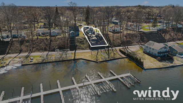 8207 Pokagon Road, Watervliet Twp, MI 49098